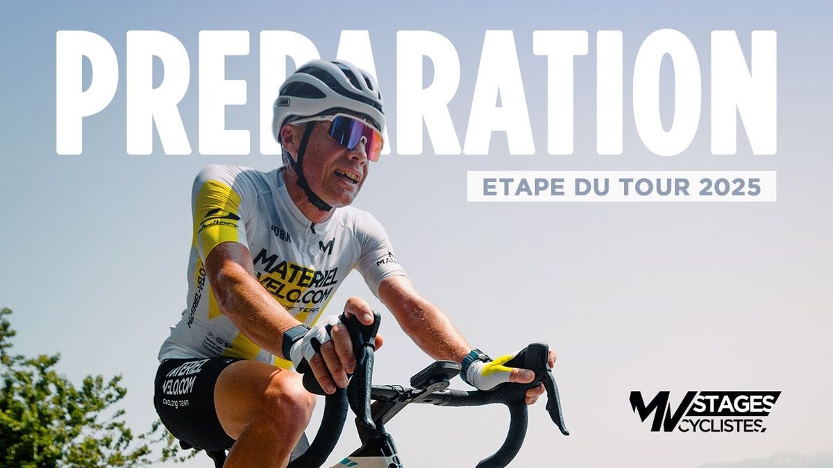 Un cycliste en maillot Materiel-velo.com en danseuse sur une route de montagne, le titre du film « Préparation, Étape du Tour 2025 » imprimé sur l’image.